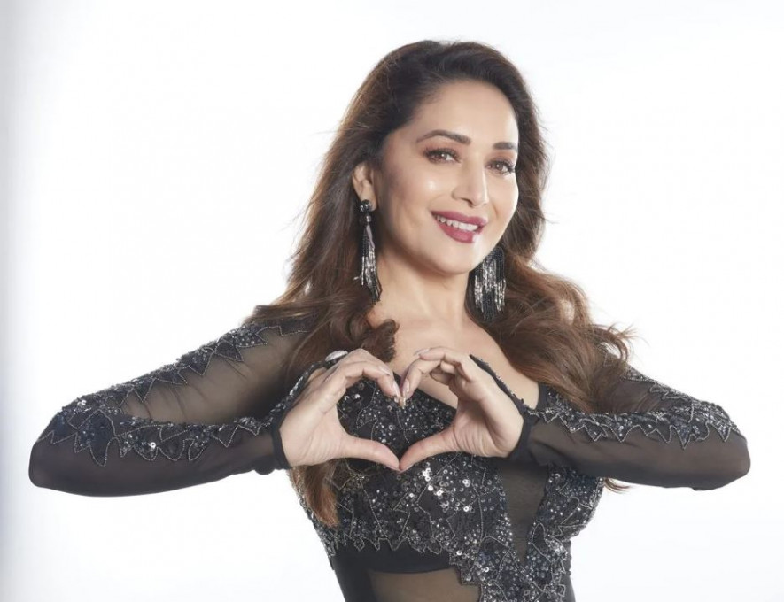 ५५ वर्षमा फिट देखिएकी माधुरी दीक्षित